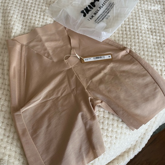 SKIMS Other - NWT Skims Sheer Sculpt Low Back Short - CLAY (M)